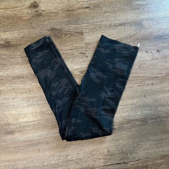 SPANX Womens Camo Leggings Size Medium Compression Slimming Black Grey - Picture 1 of 5